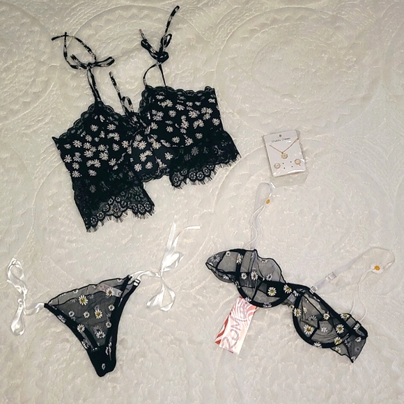 ROMWE Other - Daisy Lingerie Set